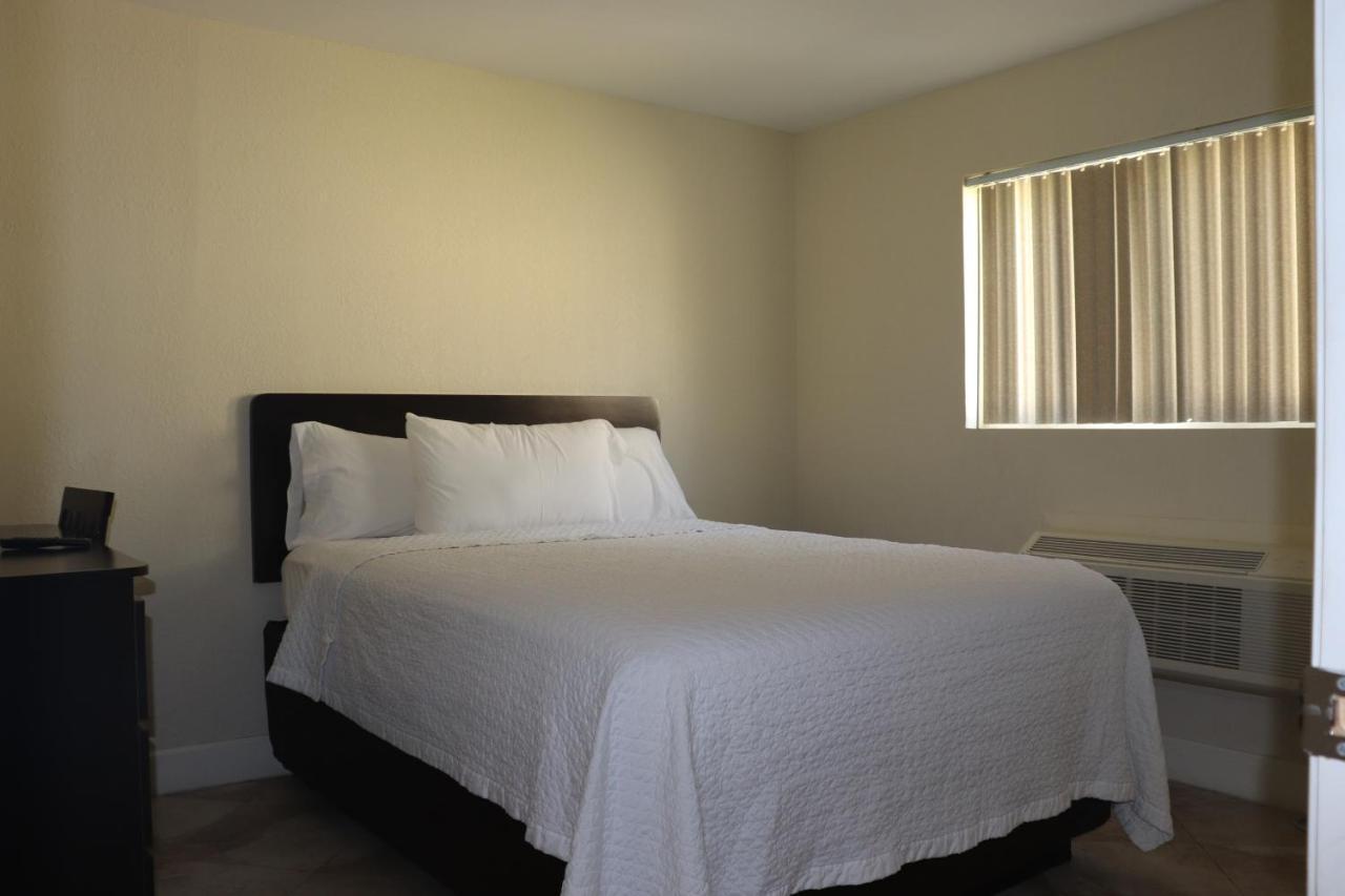 Curtis Inn & Suites Голливуд Экстерьер фото