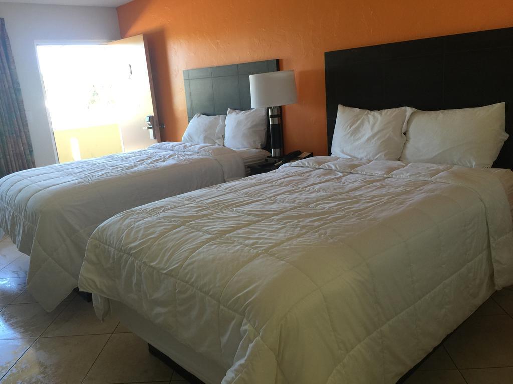 Curtis Inn & Suites Голливуд Экстерьер фото